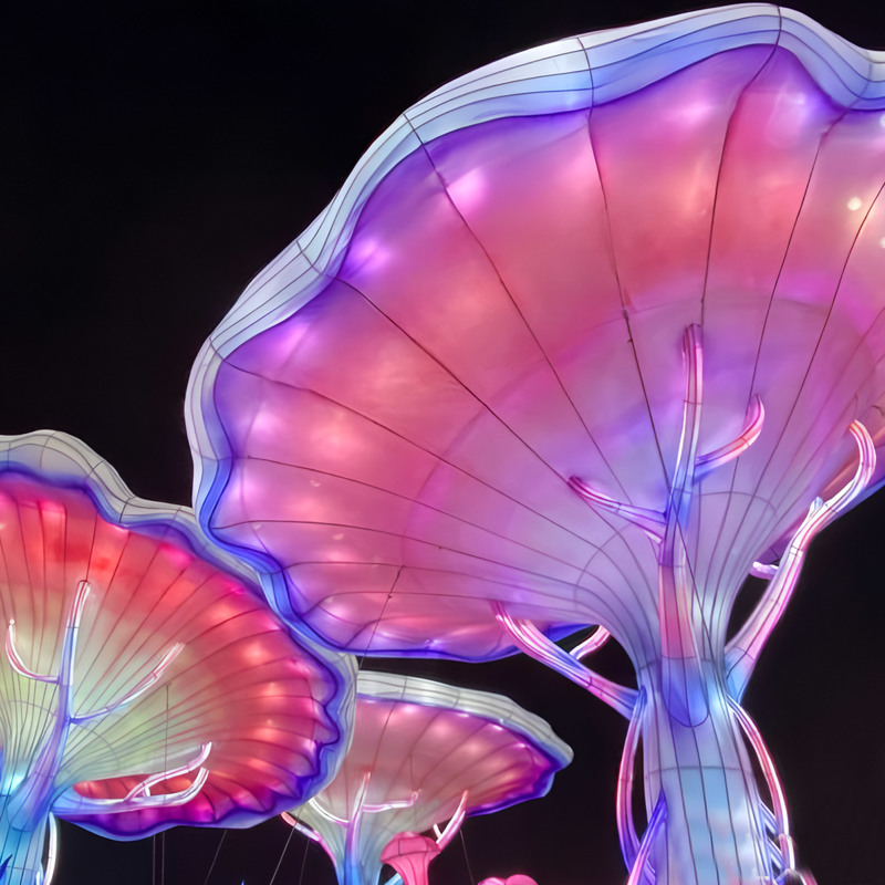 Instalación de linterna de hongo de fantasía gigante personalizada, escultura de luz LED del bosque encantado para el festival nocturno del parque temático