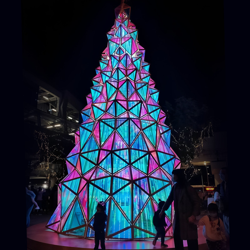 Custom Faceted Prism LED Christmas Tree, Iridescent Geometric Light Tree for Shopping Mall Holiday Installation