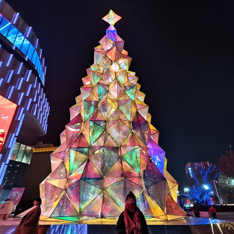 Custom Faceted Prism LED Christmas Tree, Iridescent Geometric Light Tree for Shopping Mall Holiday Installation