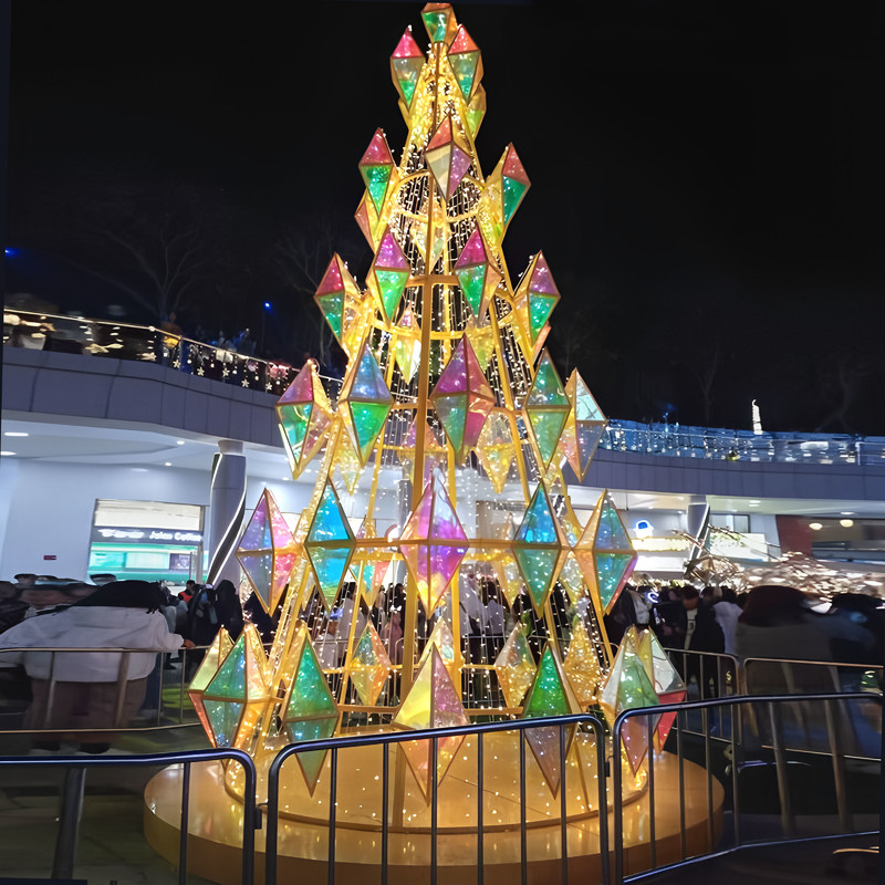 Custom Faceted Prism LED Christmas Tree, Iridescent Geometric Light Tree for Shopping Mall Holiday Installation