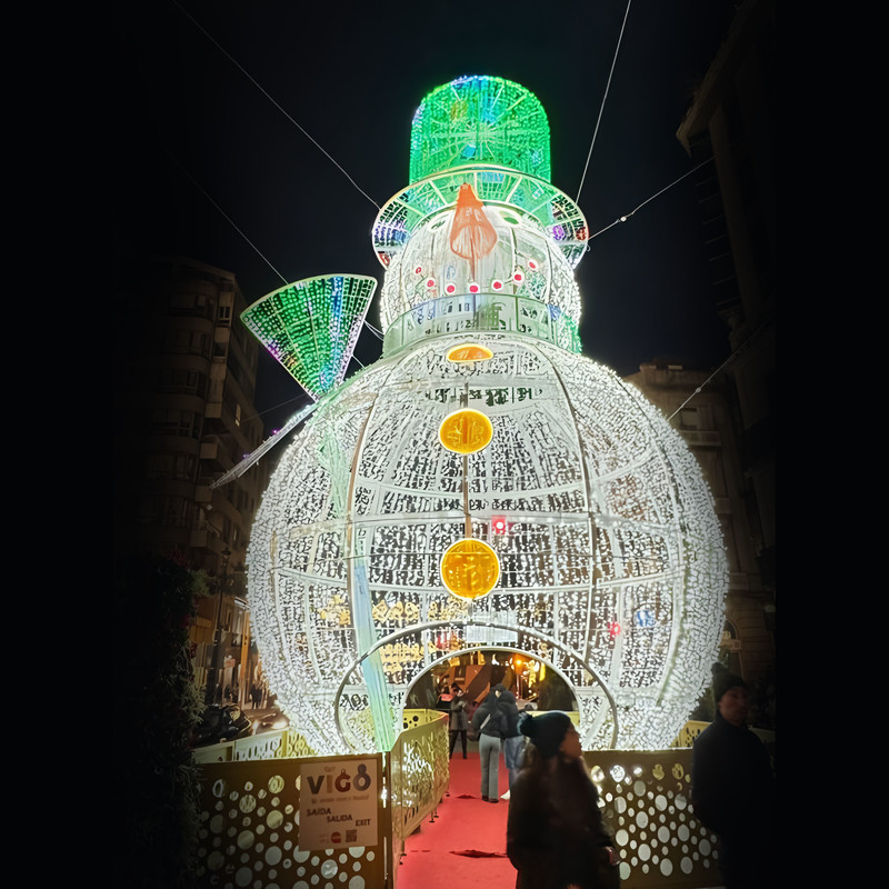 Custom Giant Walk-through Snowman Light Sculpture, Outdoor Waterproof LED Snowman Arch Lantern for Shopping Mall Christmas Light Show