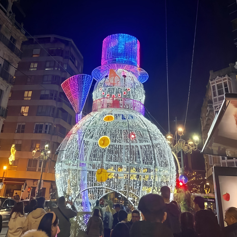 Custom Giant Walk-through Snowman Light Sculpture, Outdoor Waterproof LED Snowman Arch Lantern for Shopping Mall Christmas Light Show