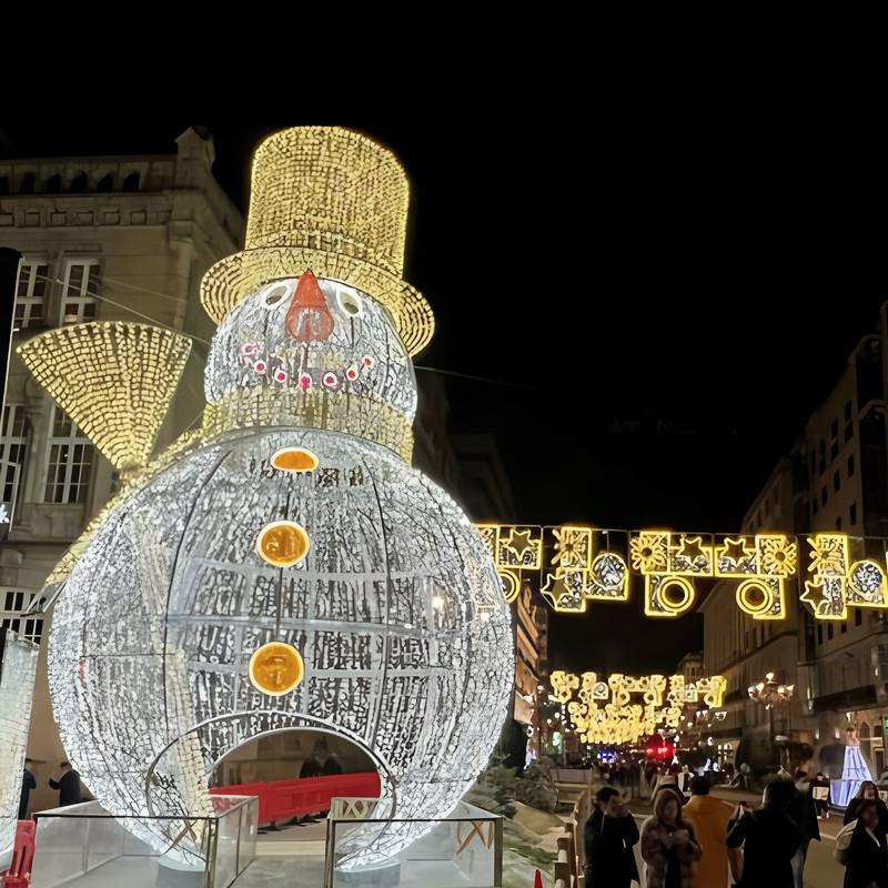 Custom Giant Walk-through Snowman Light Sculpture, Outdoor Waterproof LED Snowman Arch Lantern for Shopping Mall Christmas Light Show