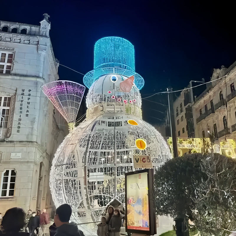 Custom Giant Walk-through Snowman Light Sculpture, Outdoor Waterproof LED Snowman Arch Lantern for Shopping Mall Christmas Light Show