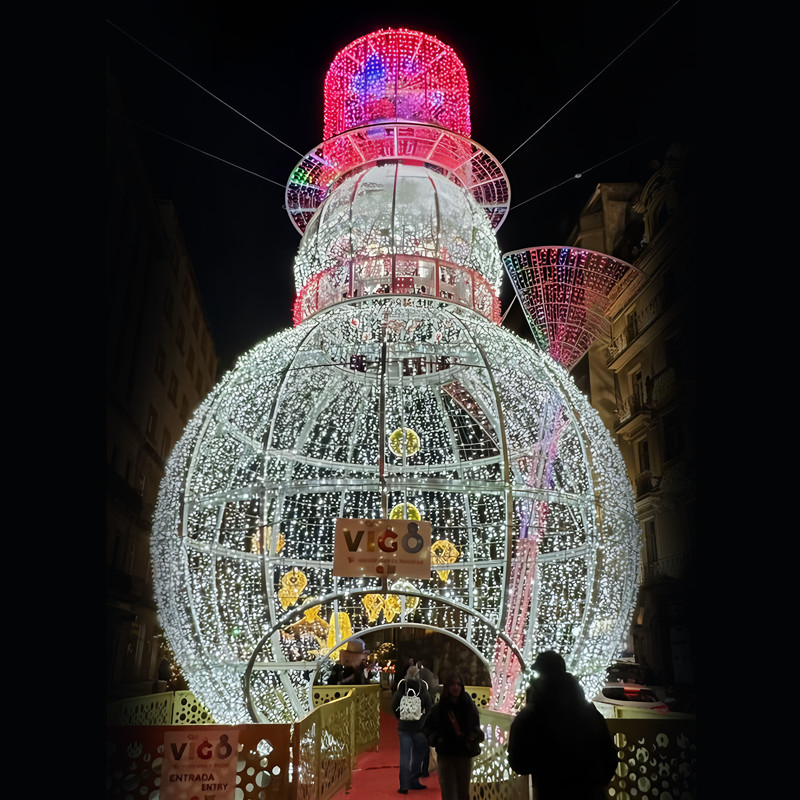Custom Giant Walk-through Snowman Light Sculpture, Outdoor Waterproof LED Snowman Arch Lantern for Shopping Mall Christmas Light Show