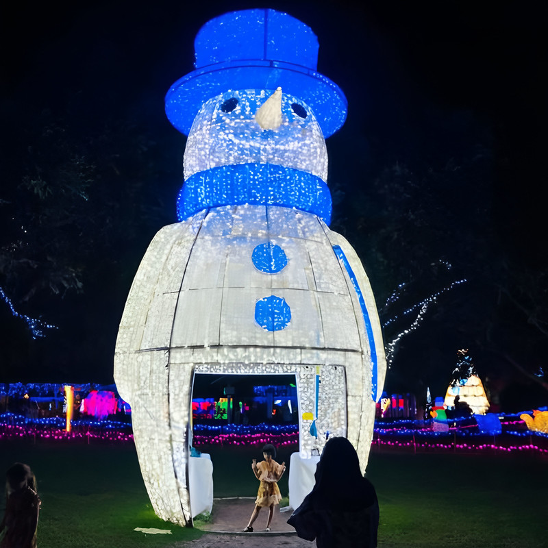 Custom Giant Walk-through Snowman Light Sculpture, Waterproof Outdoor LED Snowman Arch Lantern for Christmas Light Show