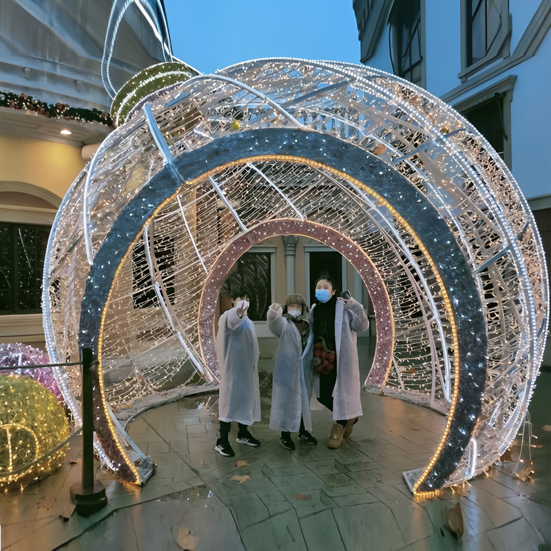 Walk-through Giant Christmas Bauble Arch LED Light Sculpture, Wire Frame Sphere Holiday Lighting for Commercial Plaza