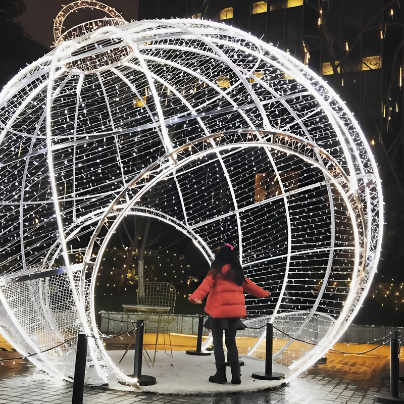 Walk-through Giant Christmas Bauble Arch LED Light Sculpture, Wire Frame Sphere Holiday Lighting for Commercial Plaza