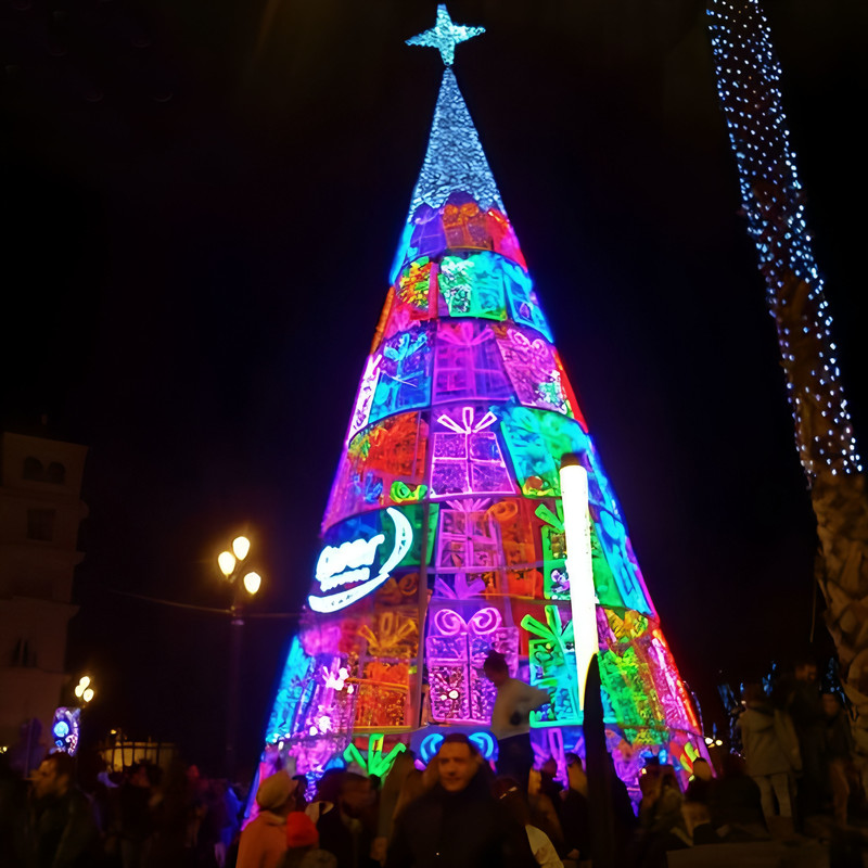 Custom Giant Gift Box Motif LED Christmas Tree, Multicolor Wire Frame Light Tree for Outdoor Park Holiday Light Exhibition