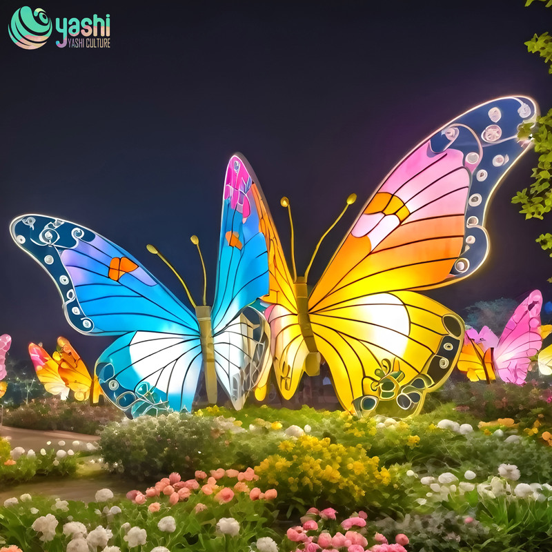 色とりどりの手作りの蝶の形をしたランタン、雰囲気作りの装飾、シーン、テーマパークのイベントやパーティー