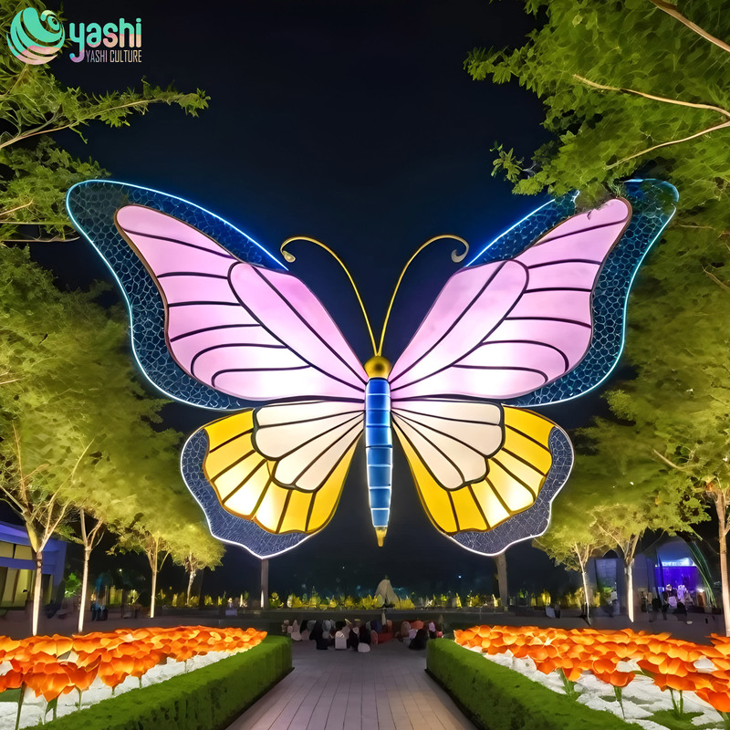 色とりどりの手作りの蝶の形をしたランタン、雰囲気作りの装飾、シーン、テーマパークのイベントやパーティー