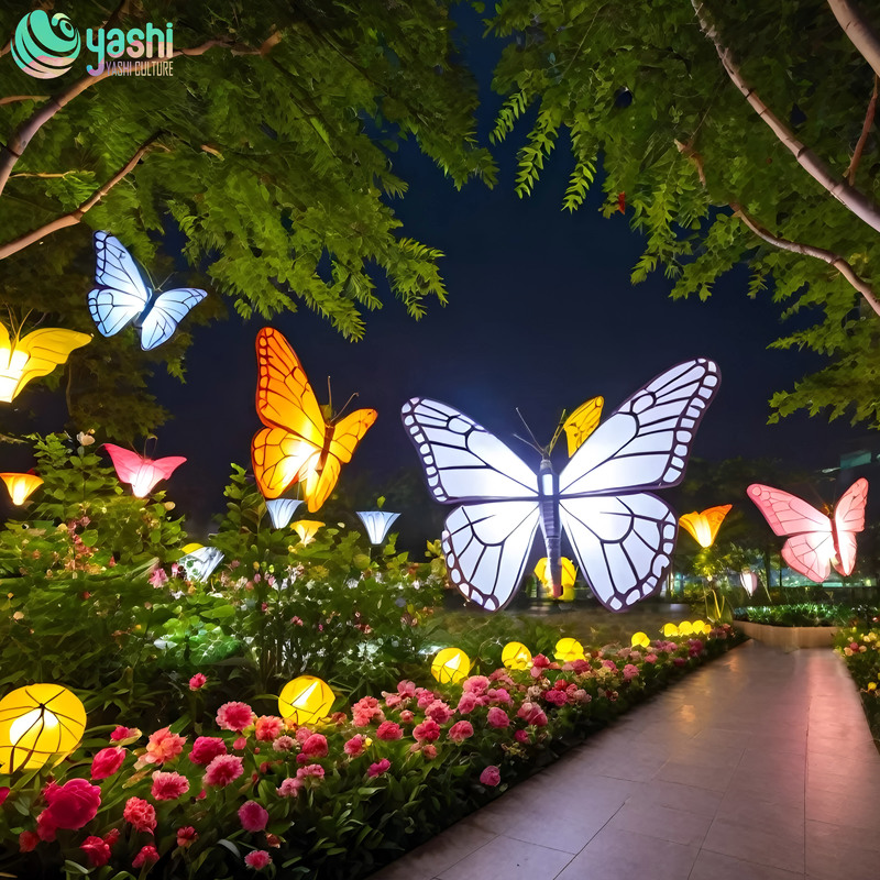 色とりどりの手作りの蝶の形をしたランタン、雰囲気作りの装飾、シーン、テーマパークのイベントやパーティー