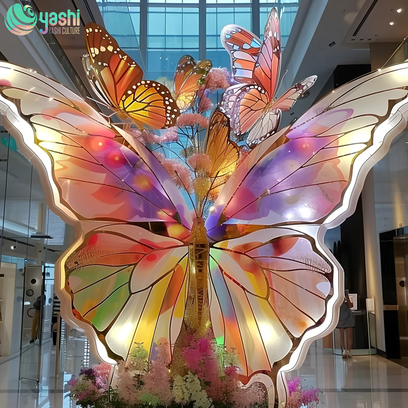 色とりどりの手作りの蝶の形をしたランタン、雰囲気作りの装飾、シーン、テーマパークのイベントやパーティー