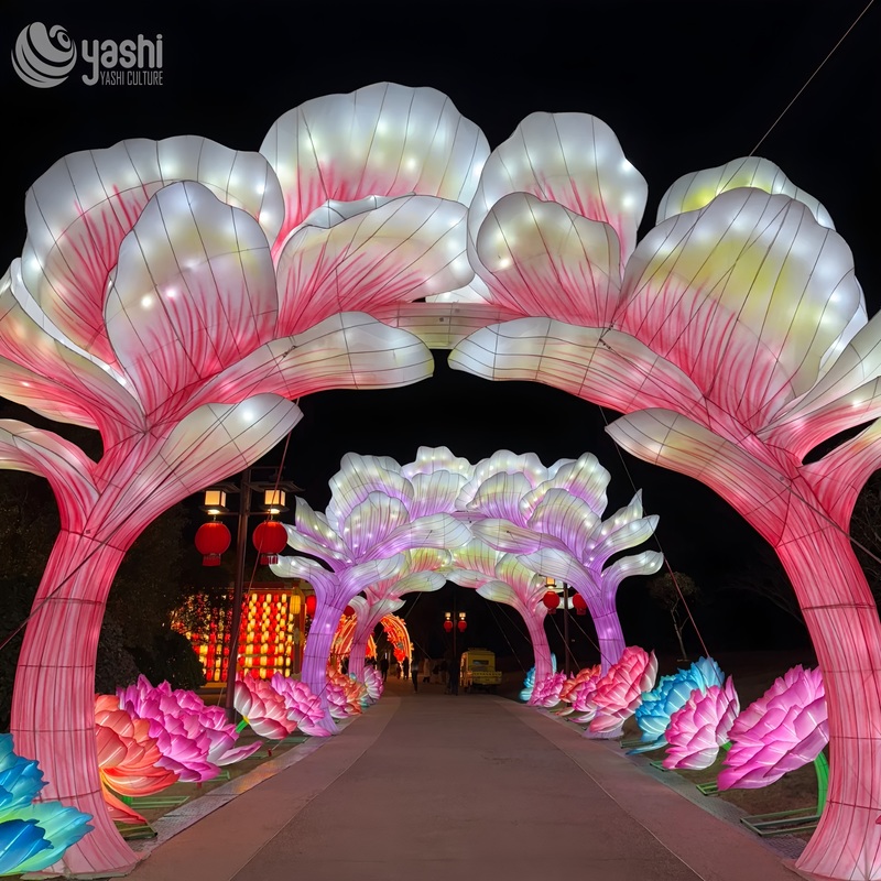 Benutzerdefinierter riesiger Lotusblumen-LED-Laternenbogen, große florale begehbare Lichtinstallation für Parks und Laternenfeste