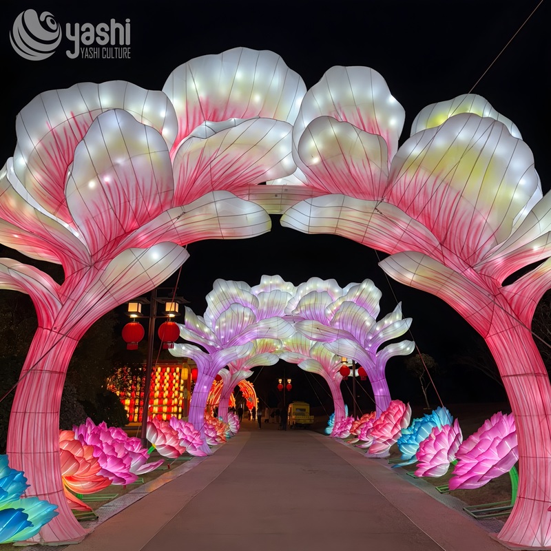 Benutzerdefinierter riesiger Lotusblumen-LED-Laternenbogen, große florale begehbare Lichtinstallation für Parks und Laternenfeste