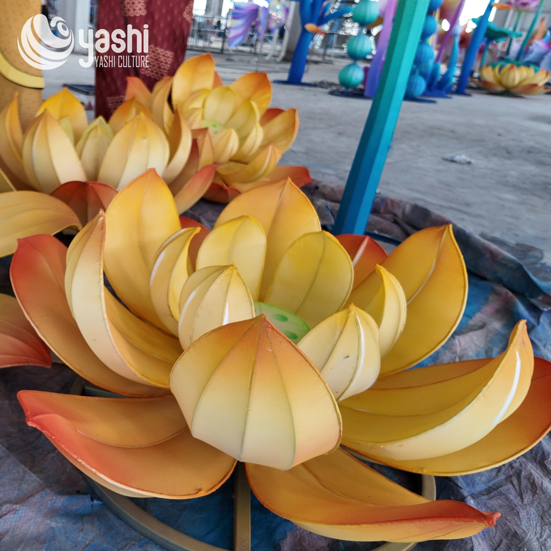 Benutzerdefinierte goldgelbe Lotusblumen-LED-Laternen-Gruppe, traditionelle chinesische Blumenlichtskulptur für das kulturelle Lichterfest