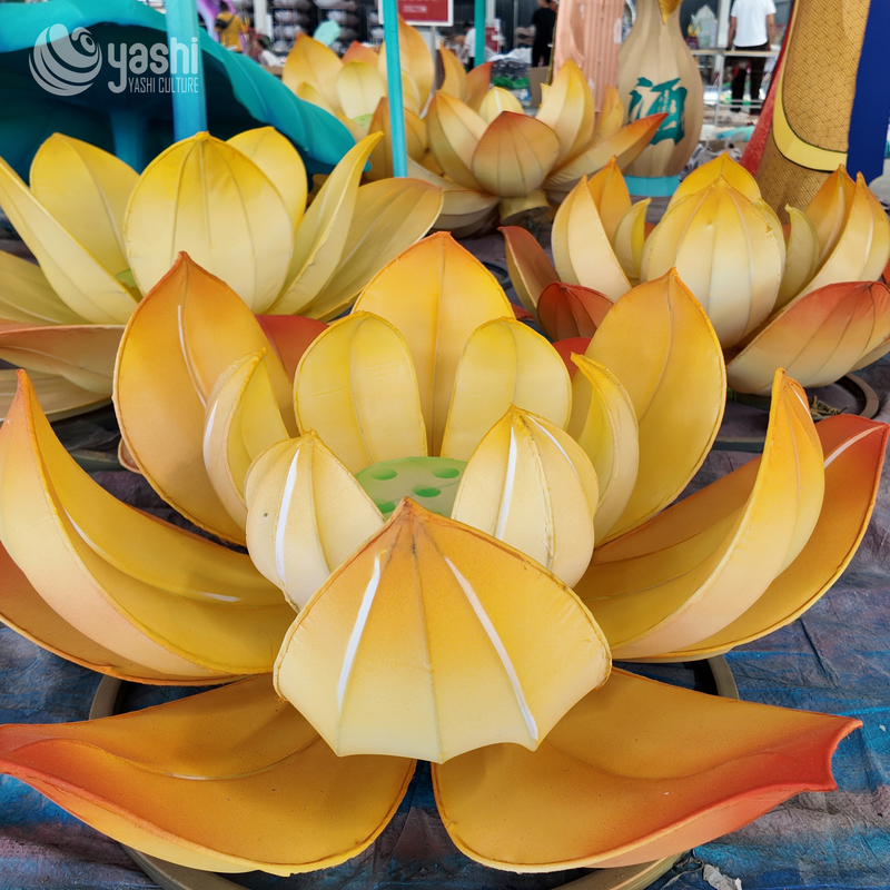 Benutzerdefinierte goldgelbe Lotusblumen-LED-Laternen-Gruppe, traditionelle chinesische Blumenlichtskulptur für das kulturelle Lichterfest