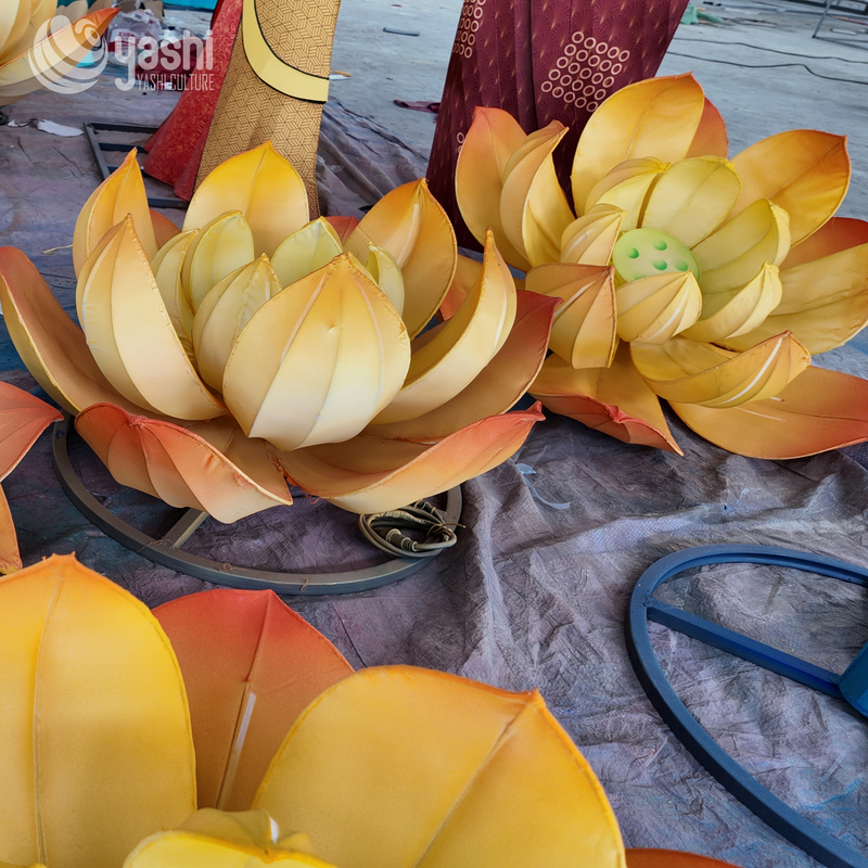 Benutzerdefinierte goldgelbe Lotusblumen-LED-Laternen-Gruppe, traditionelle chinesische Blumenlichtskulptur für das kulturelle Lichterfest