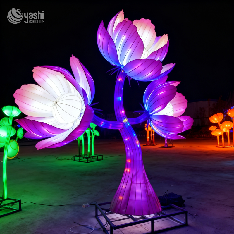 Lanterna LED Gigante a Triplo Fiore di Loto Personalizzata, Scultura Luminosa Floreale a Gradiente di Colore per Festival delle Luci nei Parchi