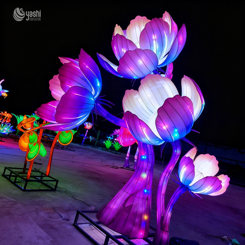 Lanterna LED Gigante a Triplo Fiore di Loto Personalizzata, Scultura Luminosa Floreale a Gradiente di Colore per Festival delle Luci nei Parchi