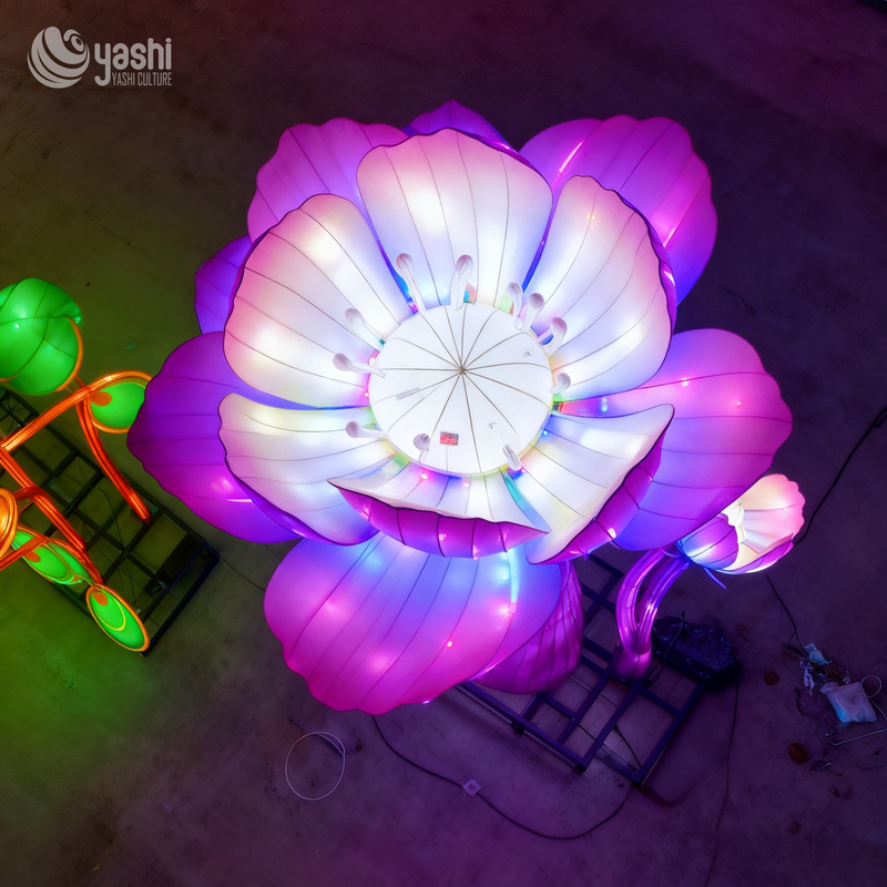 Lanterna LED Gigante a Triplo Fiore di Loto Personalizzata, Scultura Luminosa Floreale a Gradiente di Colore per Festival delle Luci nei Parchi