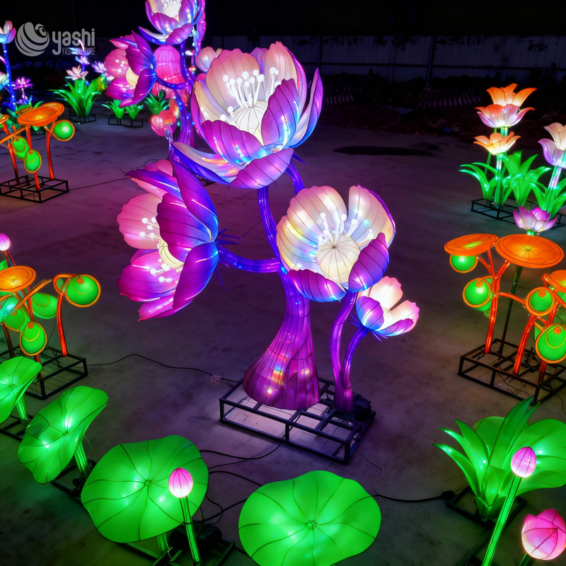 Lanterna LED Gigante a Triplo Fiore di Loto Personalizzata, Scultura Luminosa Floreale a Gradiente di Colore per Festival delle Luci nei Parchi