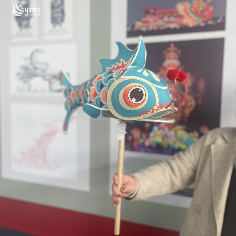 Custom Hand‑Held Chinese Fish Lantern, Traditional Festival Carp Lantern with Stick for Parade & Performance