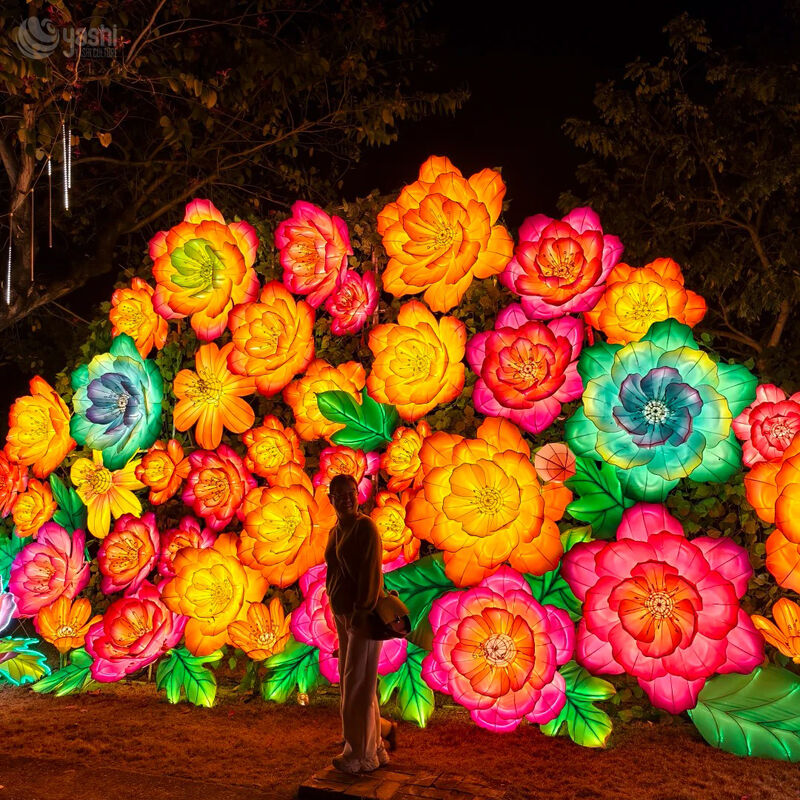 Benutzerdefinierte riesige gemischte bunte Blumen-LED-Laterneninstallation, großformatige florale Lichtskulptur für das Grand Park Light Festival