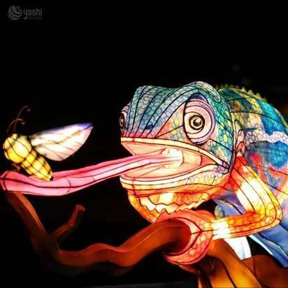 Custom Chameleon LED Lantern, Vivid Reptile Light Sculpture With Tongue Catching Insect for Jungle Theme Lantern Show