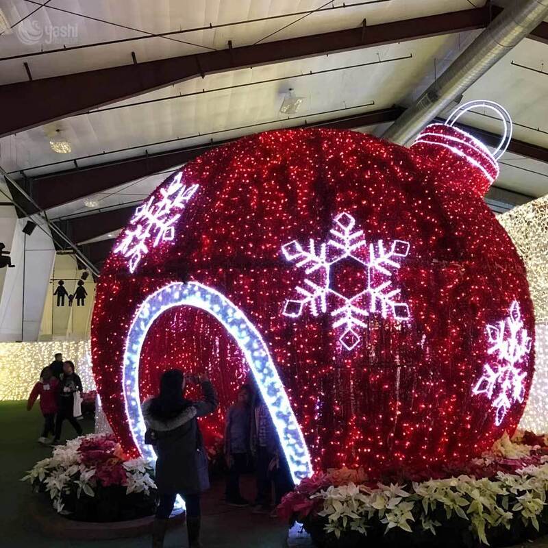 Custom Giant Red Christmas Bauble Light Tunnel, Snowflake LED Ball Ornament Arch for Mall Photo Spot