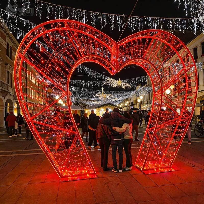 Custom Giant Red Christmas Bauble Light Tunnel, Snowflake LED Ball Ornament Arch for Mall Photo Spot
