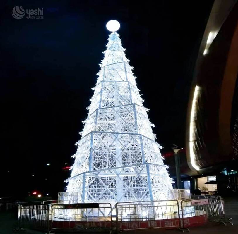 Custom Giant Outdoor LED Christmas Tree, Large Frame Christmas Tree With Star Lights for Castle & Plaza Decor